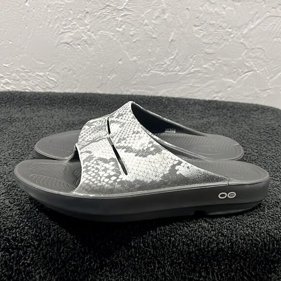🔥 Oofos Reptile Limited Snake Print Ooaah Recovery Slide Sandals Wmn 10 / EU 41 - Picture 4 of 8